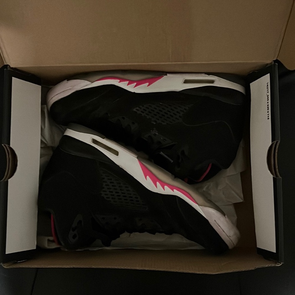 Air Jordan 4 Retro SE (GS) black/white/pink size 6 in girls